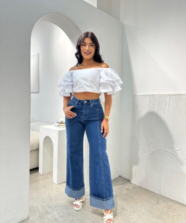 Camisa blanca de hombros descubiertos